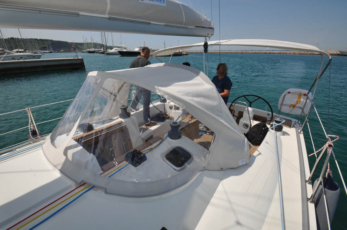 BIMINI IN THE COCKPIT PROTECTS AGAINST THE SUN AND WIND