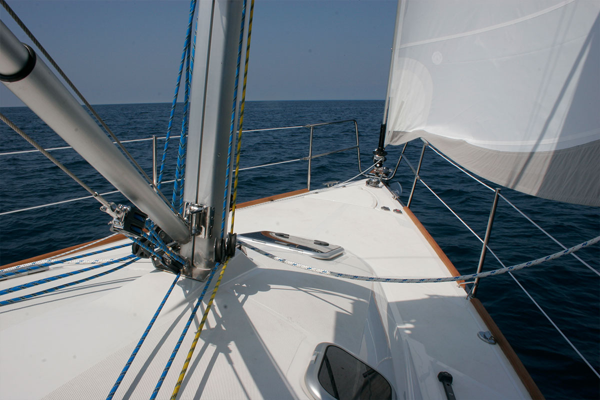 MODERN EQUIPMENT FOR COMFORTABLE SAILING