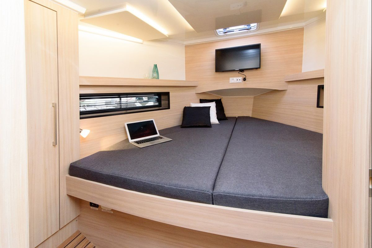 MAIN CABIN WITH A COMFORTABLE BUNK, LARGE WARDROBE AND PRACTICAL STORAGE COMPARTMENTS