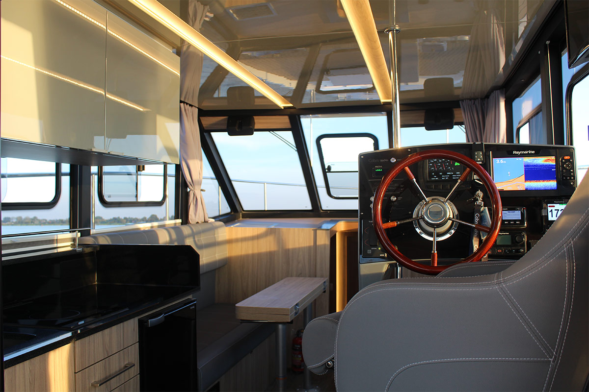 THE LAYOUT OF THE MESS AND THE HELMSMAN’S POSITION ALLOWS TO SPEND TIME TOGETHER